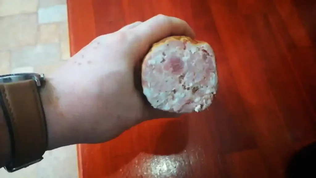 Przekrój kiełbasy domowej okładowej